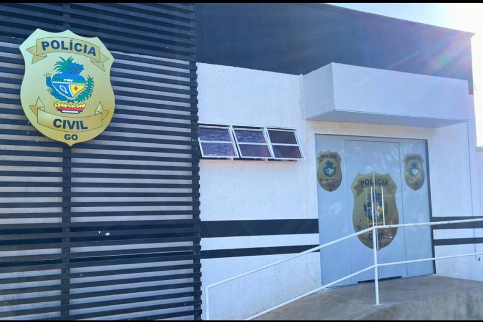 A imagem mostra a fachada da entrada da delegacia de Hidrolândia