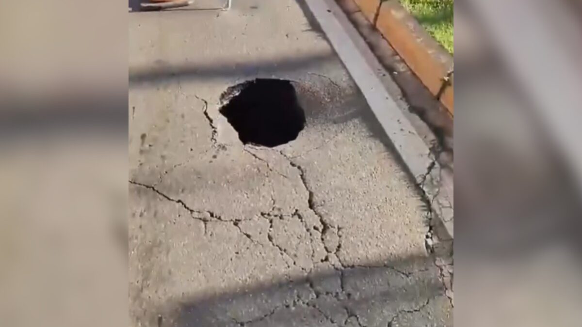 Tubulação da rede de drenagem provocou cratera no asfalto da Rua 90, em Goiânia