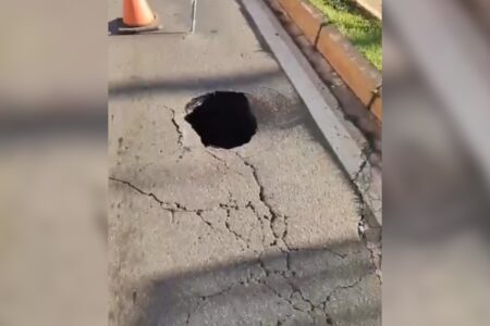 Tubulação da rede de drenagem provocou cratera no asfalto da Rua 90, em Goiânia