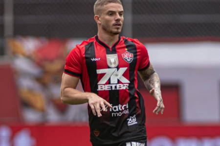 Léo Naldi em partida pelo Vitória