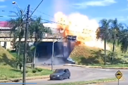 Explosão de caminhão-tanque após acidente na PR-092 (Foto: Reprodução)