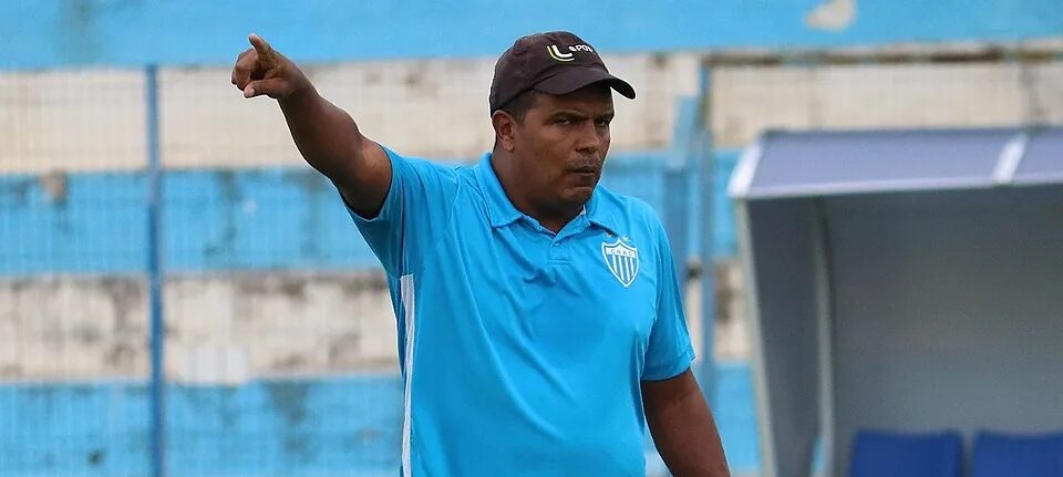 Alexandre Lopes, agora ex-técnico do Crac