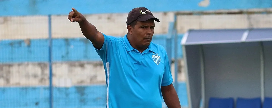 Alexandre Lopes, agora ex-técnico do Crac