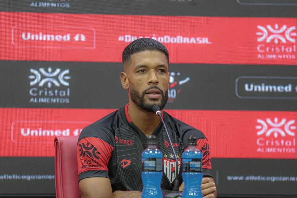 Rhaldney em coletiva no Atlético Goianiense