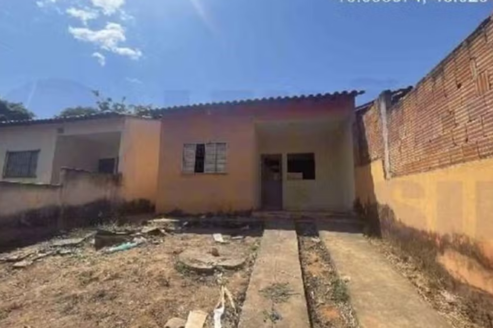 Imagem colorida mostra uma casa que deve ser leiloada na próxima segunda-feira em Goiás