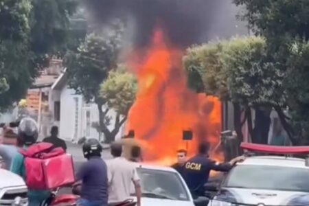 Caminhão tomba e pega fogo próximo ao Shopping Rio Verde