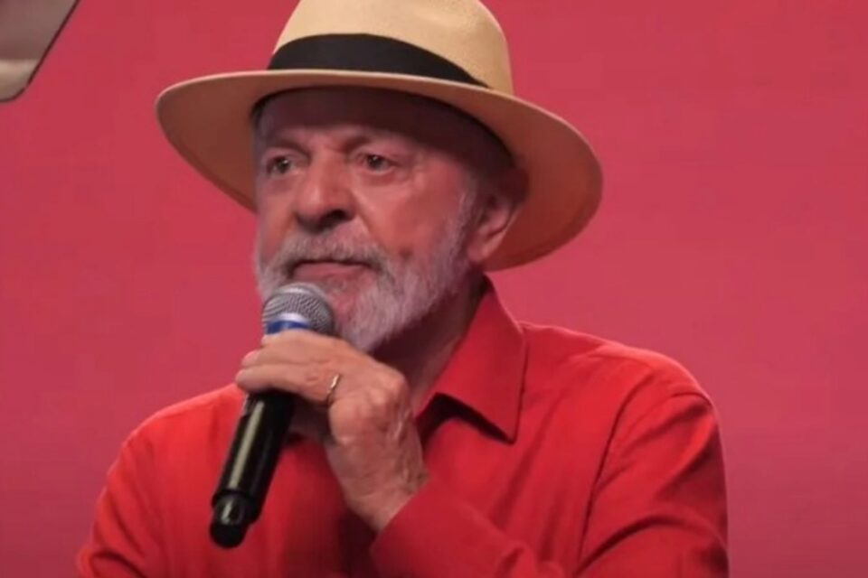 A imagem mostra o presidente do Brasil discursando em evento do PT