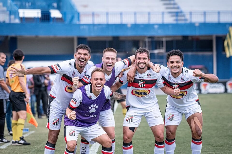 Jogadores do Anápolis comemoram vitória no Goianão