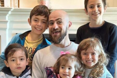 Influencer católico Tiba Camargos é intubado após bater cabeça ao mergulhar "Estou vivendo sustentada pelas orações", disse a esposa