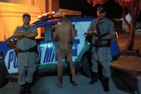 Homem sem roupa e com tornozeleira preso em Itapirapuã (Foto: Reprodução)