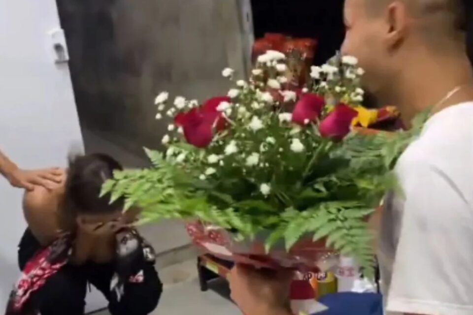 Homem encena assalto para pedir namorada em casamento; vídeo Cena gerou diversas críticas nas redes sociais