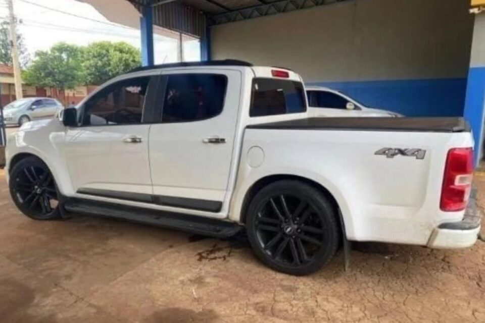 A caminhonete Chevrolet S10 branca, com placa ONG-2A47, e o motorista seguem desaparecidos