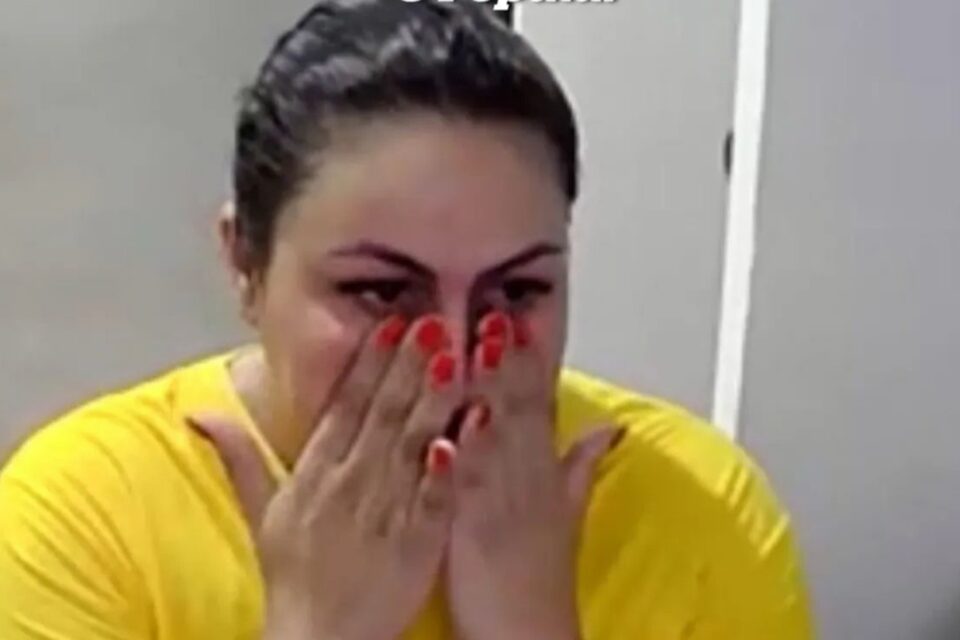 Justiça manda dona de creche que esqueceu menino no carro a prisão domiciliar Flaviane Lima Souza saiu da cadeia nesta quarta-feira (26)