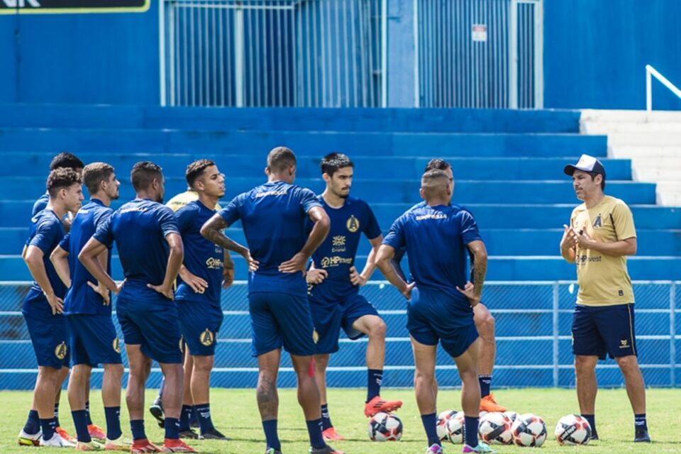 Jogadores da Aparecidense em treino