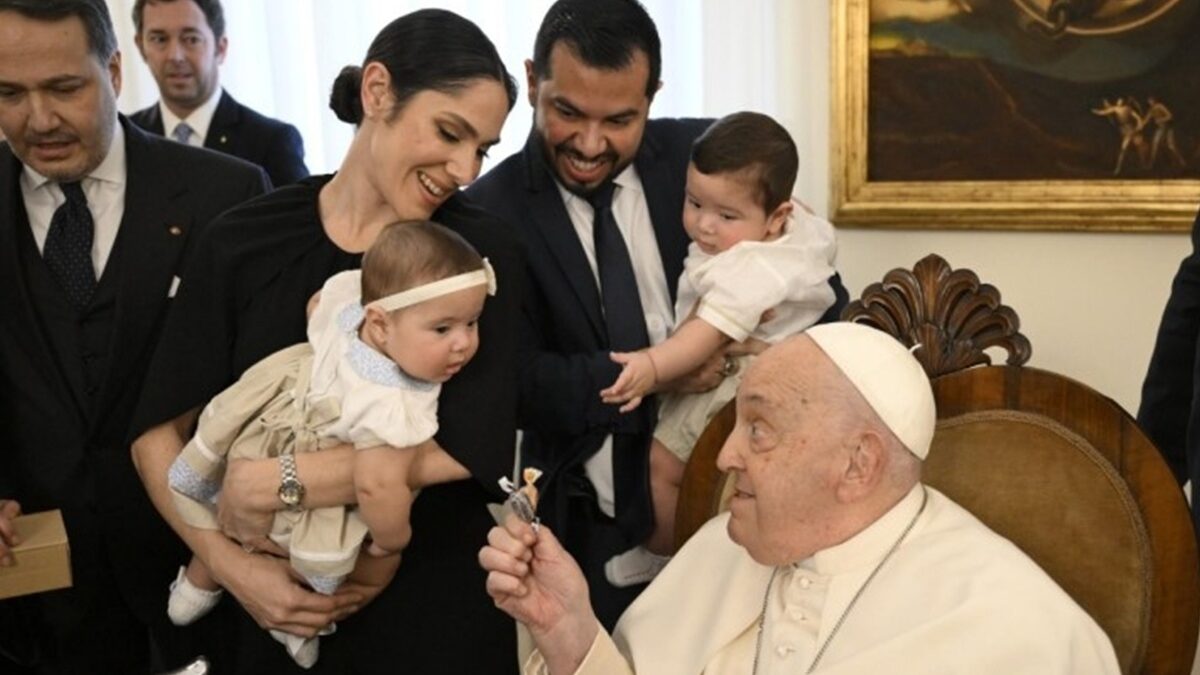 Papa Francisco é internado para tratar bronquite, diz Vaticano