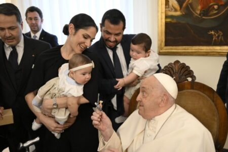 Papa Francisco é internado para tratar bronquite, diz Vaticano