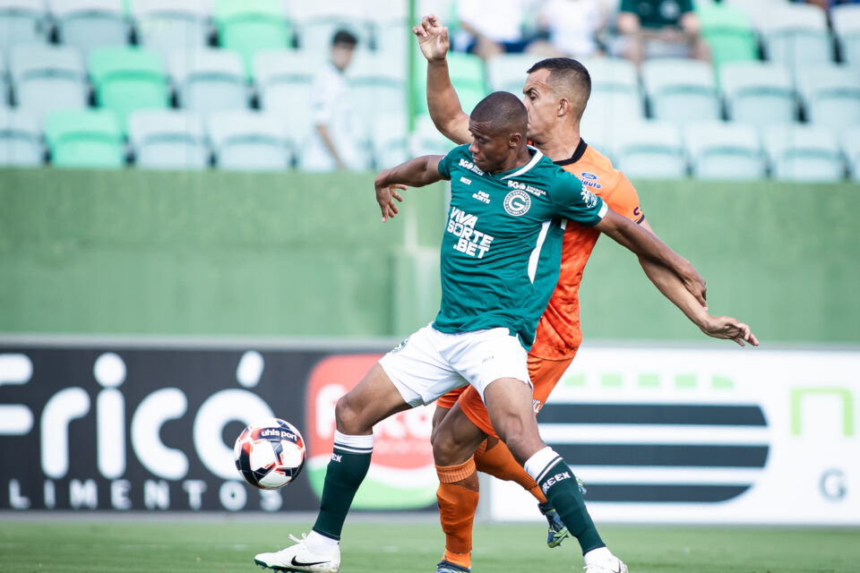 Jogadores de Goiás e Abecat disputam a bola