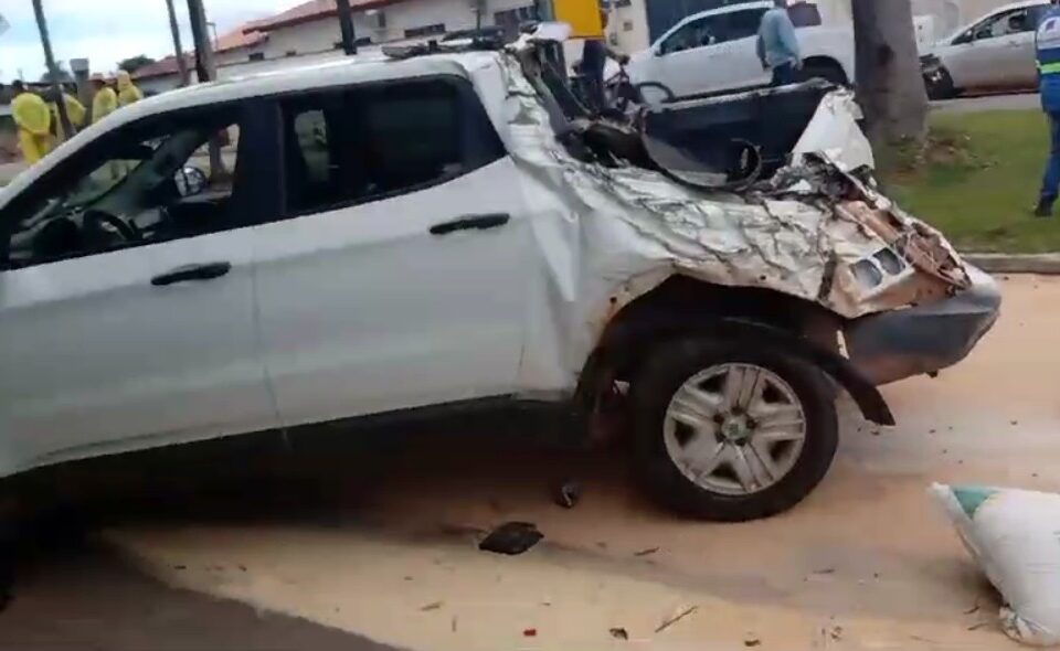 Gilmar do União, 66 anos, sofreu apenas escoriações Caminhão desgovernado atinge carro de prefeito de São Miguel do Passa Quatro