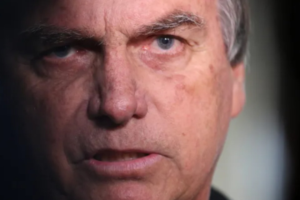 Fraude em cartão de vacina: Moraes manda arquivar investigação contra Bolsonaro