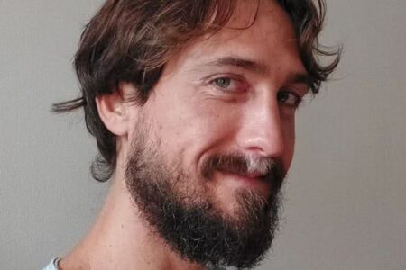 Após troca para nome neutro, ex de Camila Pitanga se muda para a Chapada dos Veadeiros Angel Ferreira, ex-Igor Angelkorte