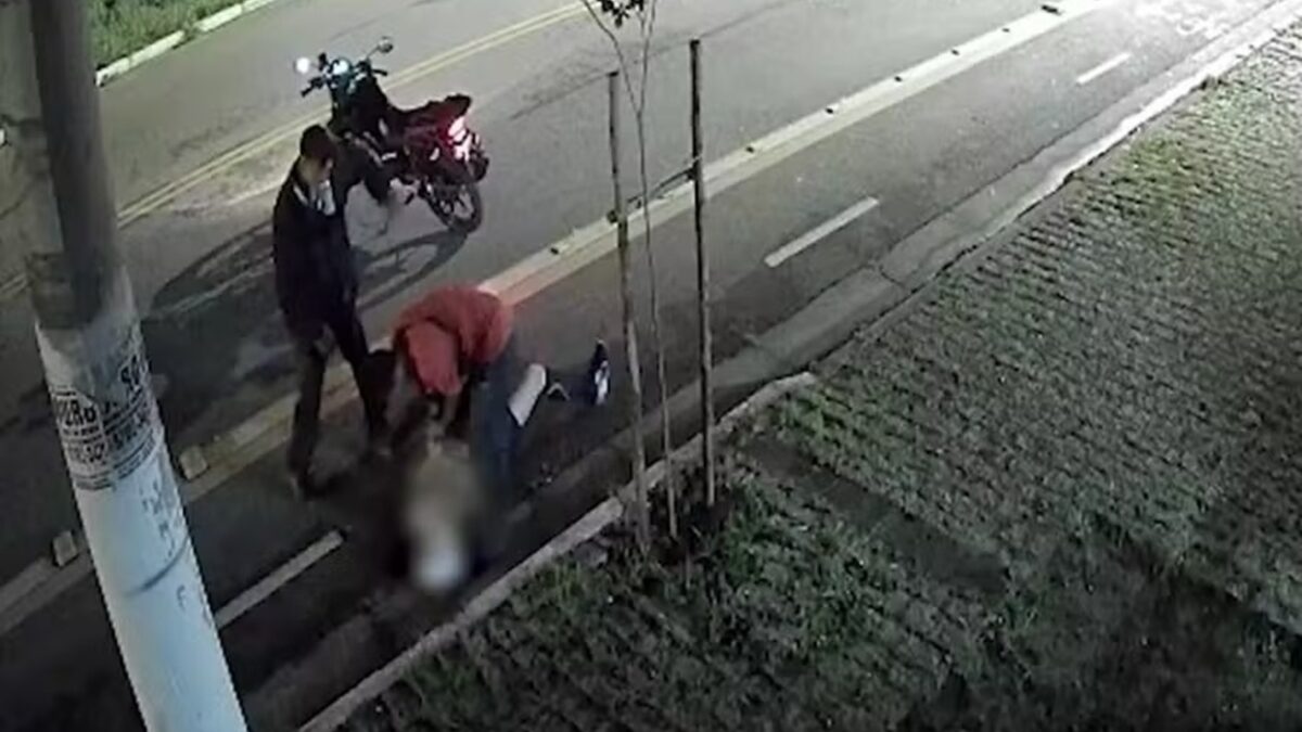 Idosa não consegue tirar aliança e ladrão morde seu dedo em SP; vídeo Vítima foi espancada e teve fraturas