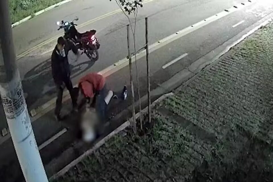 Idosa não consegue tirar aliança e ladrão morde seu dedo em SP; vídeo Vítima foi espancada e teve fraturas