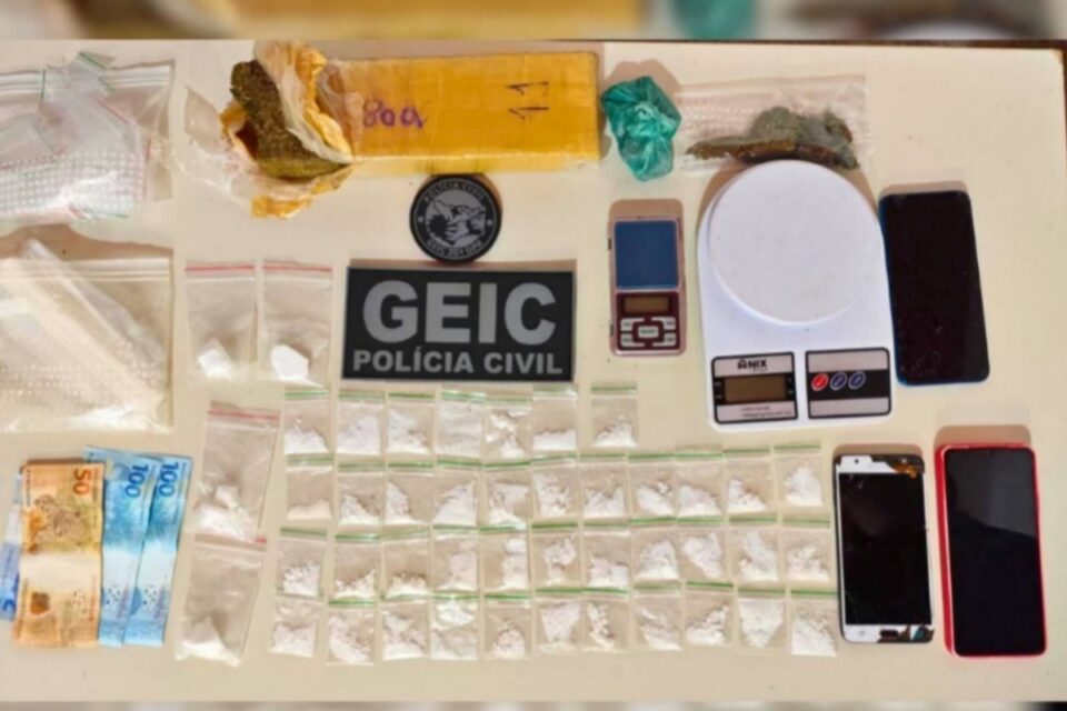A imagem mostra as drogas apreendidas na residência do casal preso