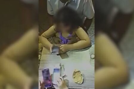 A imagem mostra um homem abusando sexualmente de uma criança em uma lanchonete