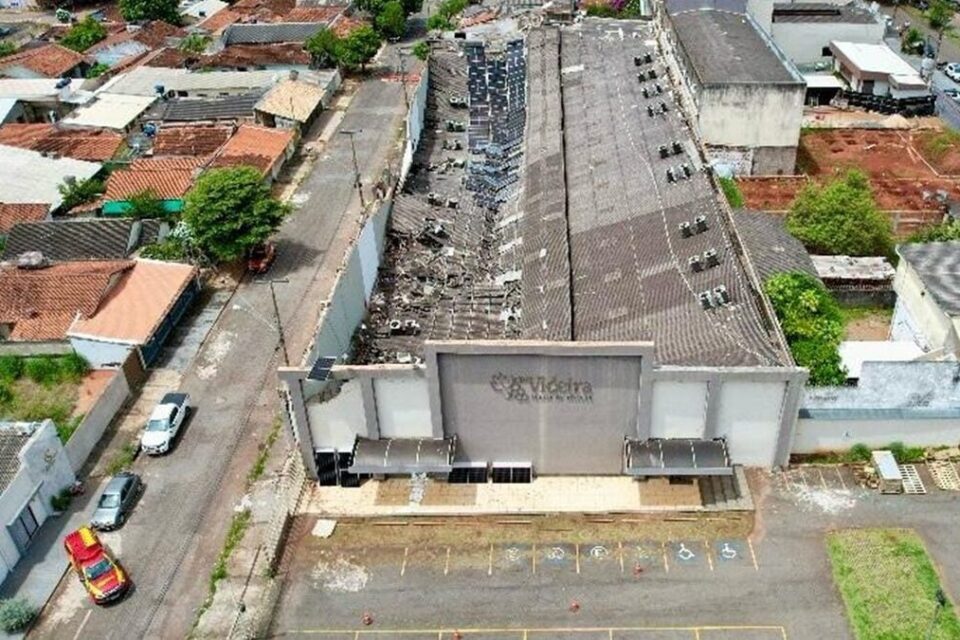 A imagem mostra o teto da igreja que desabou