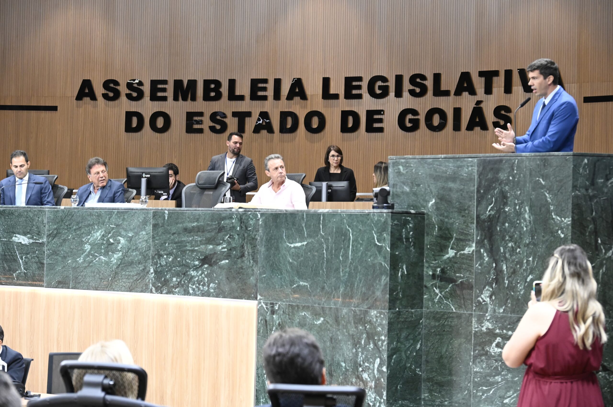 Pedro Sales detalha para deputados projeto de engenharia de duplicação da GO-330, durante sessão na Assembleia (Foto: Silvano Vital/Goinfra)
