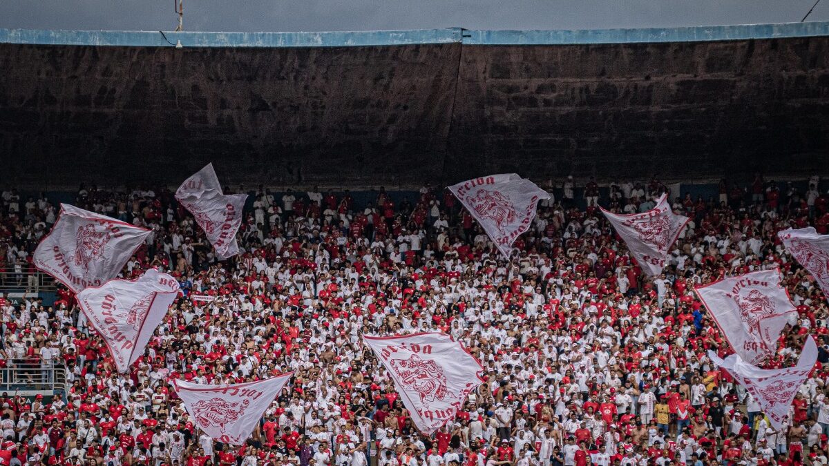 Torcida do Vila Nova no estádio Serra Dourada