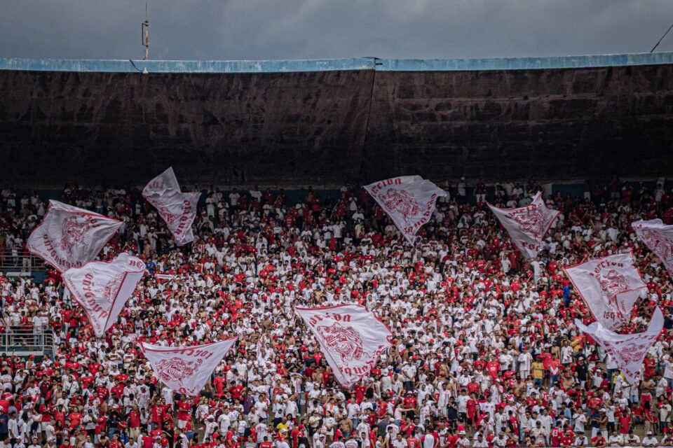 Torcida do Vila Nova no estádio Serra Dourada