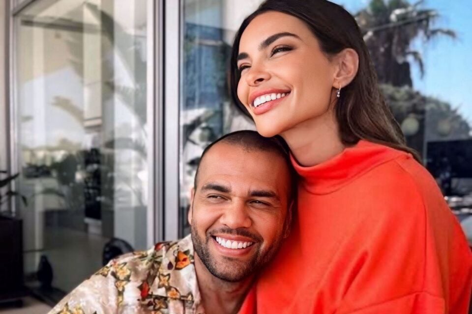Esposa de Daniel Alves , Joana Sanz, anuncia gravidez
