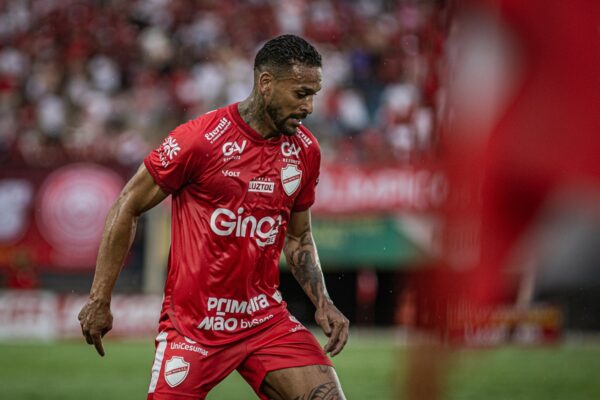 Júnior Todinho em jogo do Vila Nova