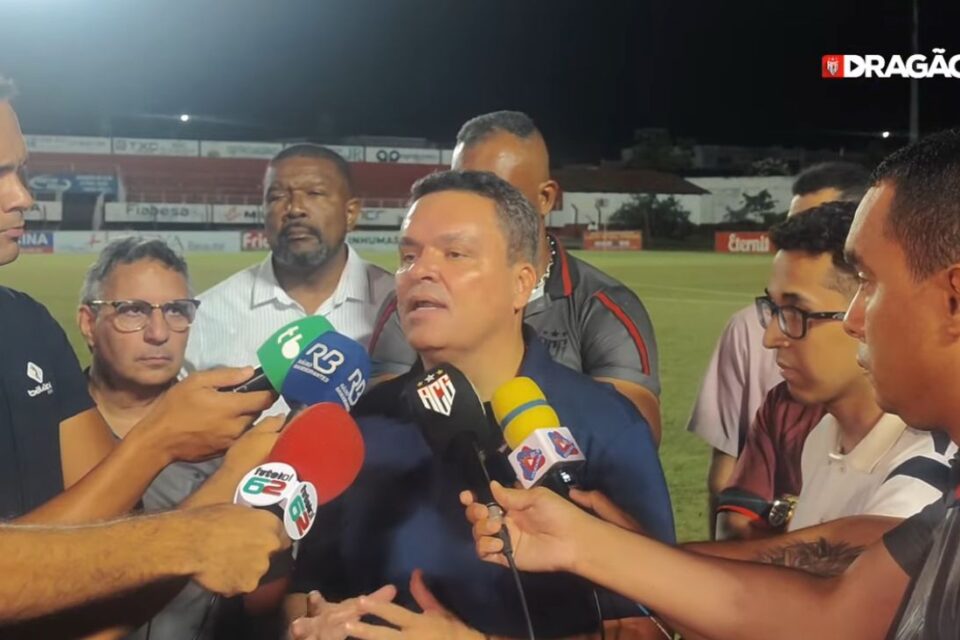 Adson Batista reclama da arbitragem
