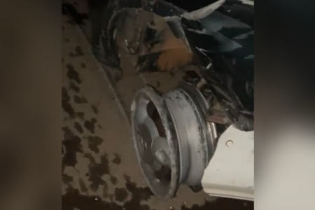 Veículo sem pneu dianteiro (Foto: Reprodução)