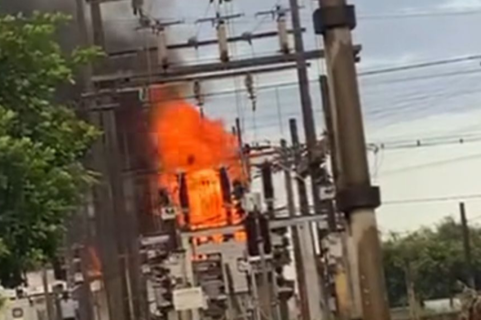 Subestação da Equatorial pega fogo após transformador ser atingido por raio em Itumbiara