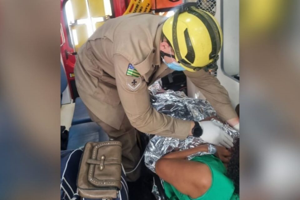 A imagem mostra mãe e filha sendo levadas ao hospital após o parto