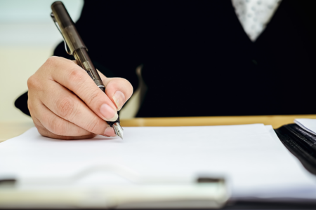 Imagem de uma pessoa escrevendo