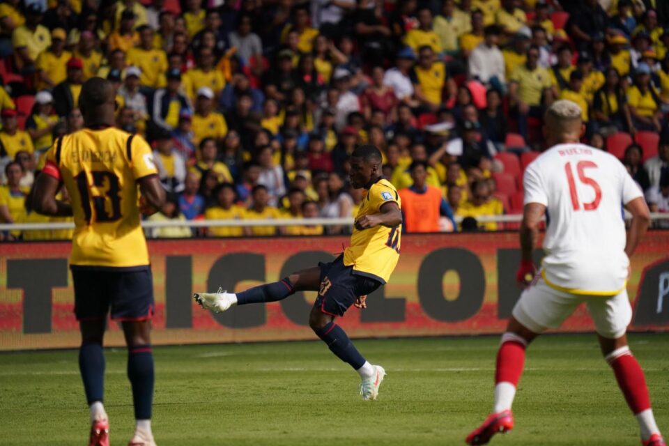 Equador vence vVenezuela e é vice-lider