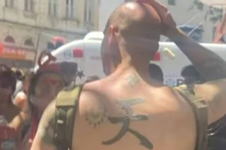 Estrangeiro é agredido em bloco do Rio por suástica tatuada Homem exibia outros símbolos associados ao nazismo; Polícia não registrou confusão