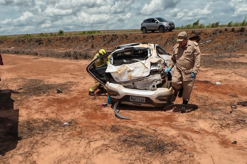 Mulher morre e criança fica ferida após capotamento na GO-206, em Chapadão do Céu