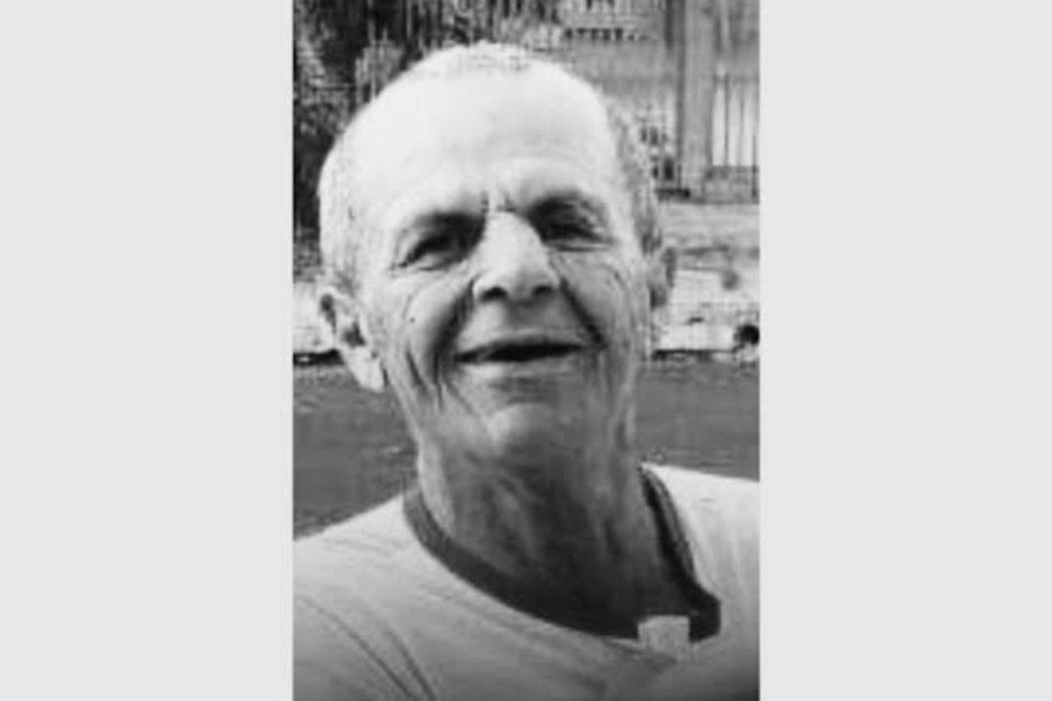 Imagem em preto e branco mostra o rosto de um idoso sorrindo. Ele morreu após um incêndio em sua casa em Caldas Novas.