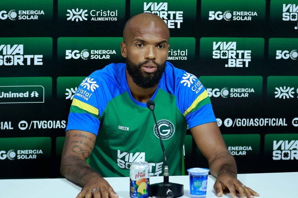 Messias em coletiva no Goiás