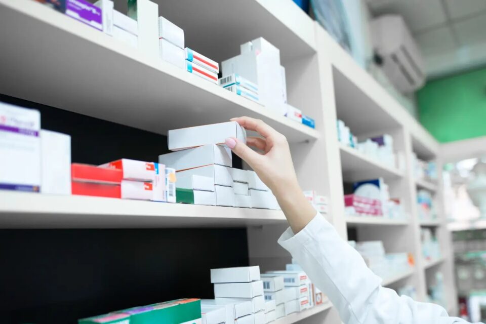 Conselho Federal de Farmácia autoriza farmacêuticos a prescrever remédios com receita Resolução entra em vigor no mês de abril