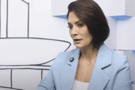'Não quero conviver, mas sou obrigada', diz Michelle sobre Carlos Bolsonaro