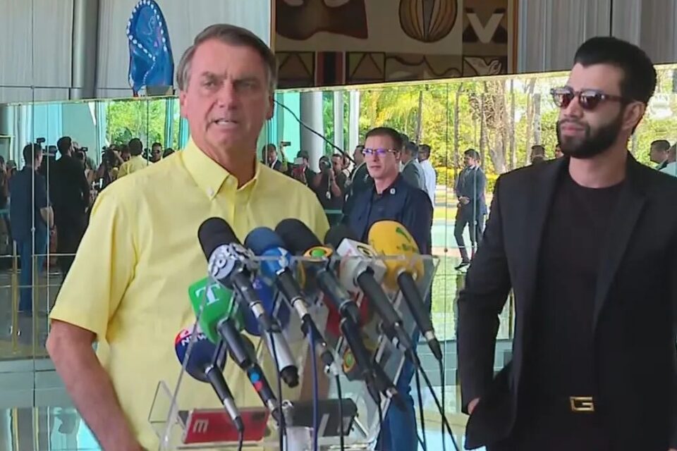 "Não conheço. É um cantor", diz Bolsonaro sobre possível candidatura de Gusttavo Lima ex-presidente num evento de lançamento de um capacete