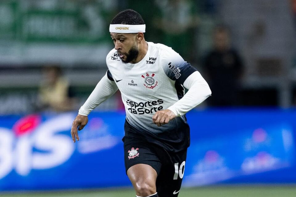 Memphis Depay em partida pelo Corinthians