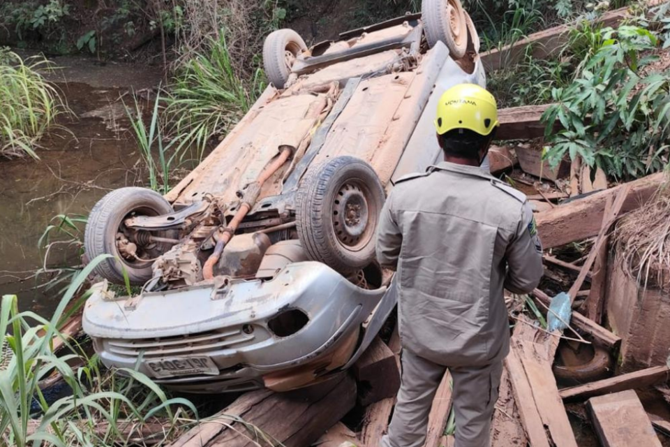 Homem morre após ser arremessado de carro que caiu de uma ponte na GO-110