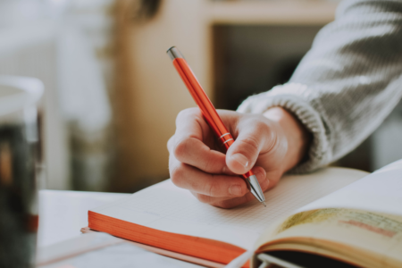 Imagem de pessoa estudando